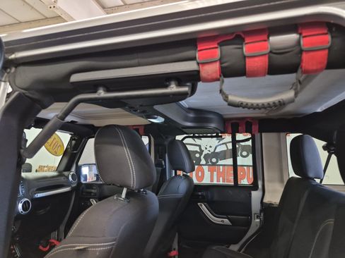 Used 2015 Jeep Wrangler Unlimited Rubicon w/ Connectivity Group AWD/4WD image 17