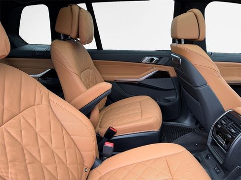 Used 2025 BMW X7 xDrive40i w/ M Sport Package image 29