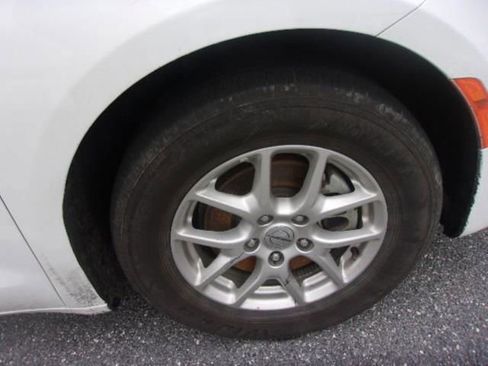 Used 2024 Chrysler Pacifica Touring-L image 16