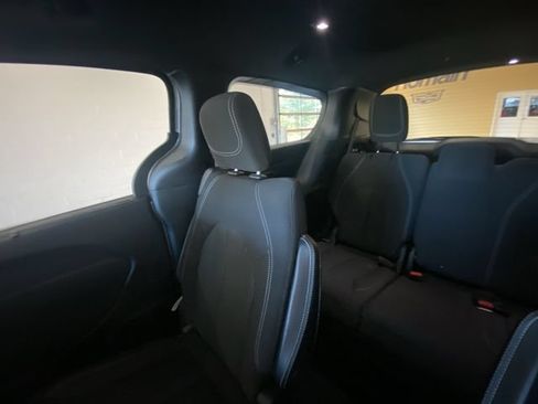 Used 2020 Chrysler Pacifica Touring w/ S Appearance Package FWD image 5