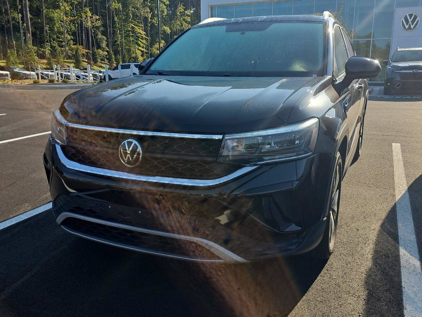 Used 2022 Volkswagen Taos SE w/ Panoramic Sunroof Package FWD image 1