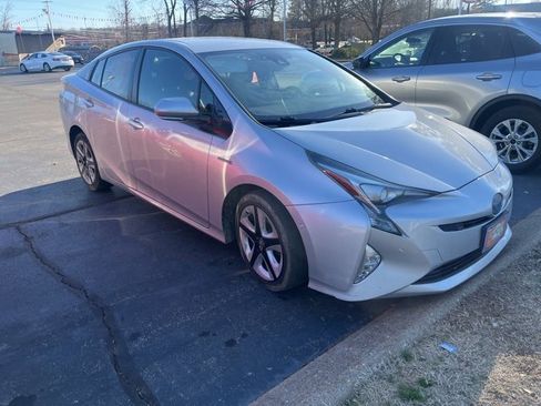 Used 2018 Toyota Prius Four Touring w/ Premium Convenience Package image 3