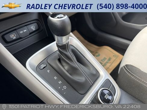 Used 2025 Hyundai Venue SEL image 11