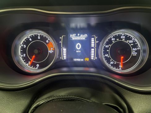 Used 2019 Jeep Cherokee Latitude Plus w/ Comfort/Convenience Group FWD image 18