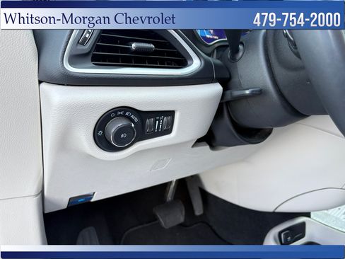 Used 2023 Chrysler Pacifica Touring-L FWD image 16