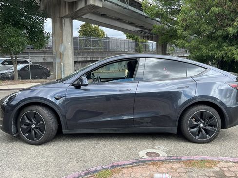 Used 2024 Tesla Model Y Long Range AWD/4WD image 2