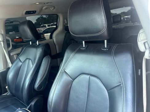 Used 2023 Chrysler Pacifica Touring-L FWD image 13