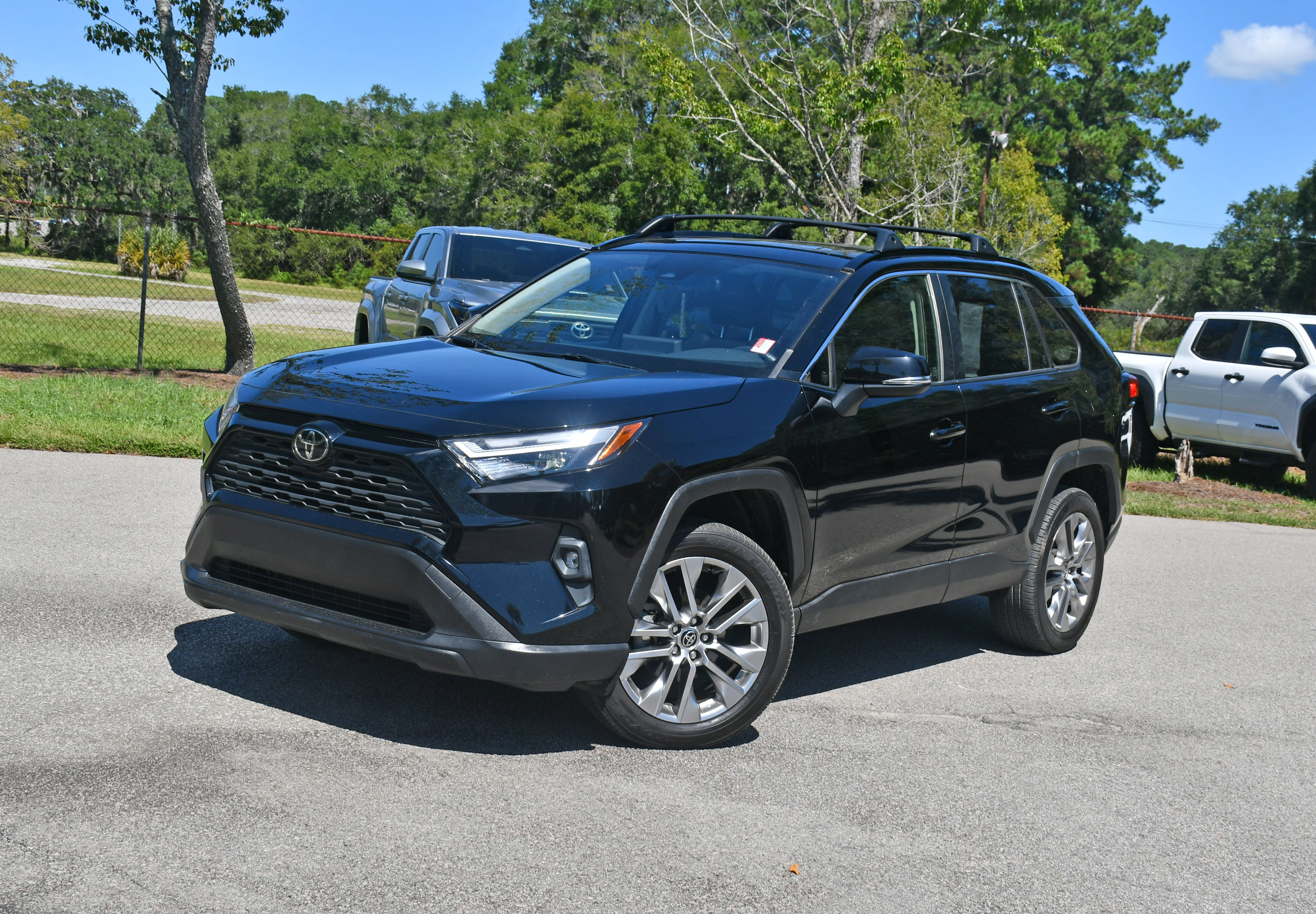 Used 2022 Toyota RAV4 XLE Premium FWD image 6