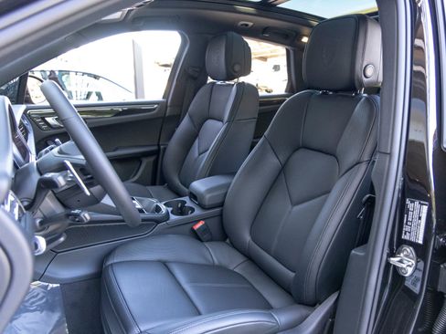 New 2026 Porsche Macan AWD/4WD image 5