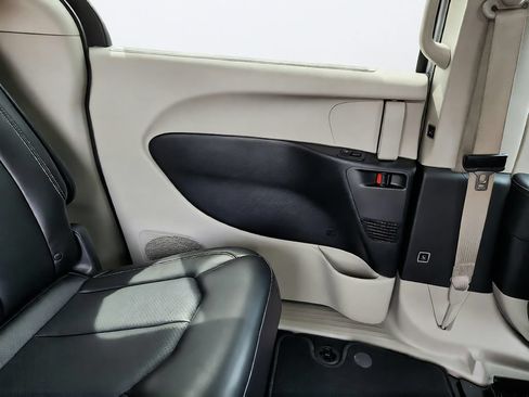 Used 2024 Chrysler Pacifica Touring-L FWD image 30