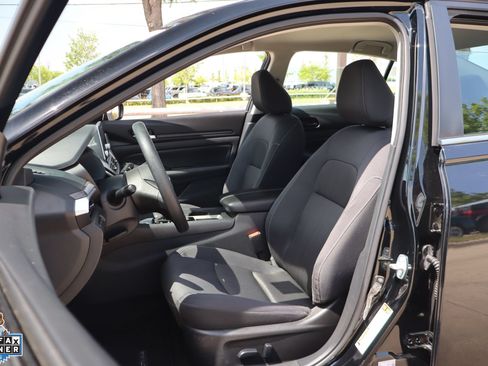 Used 2025 Nissan Altima 2.5 SV FWD image 11