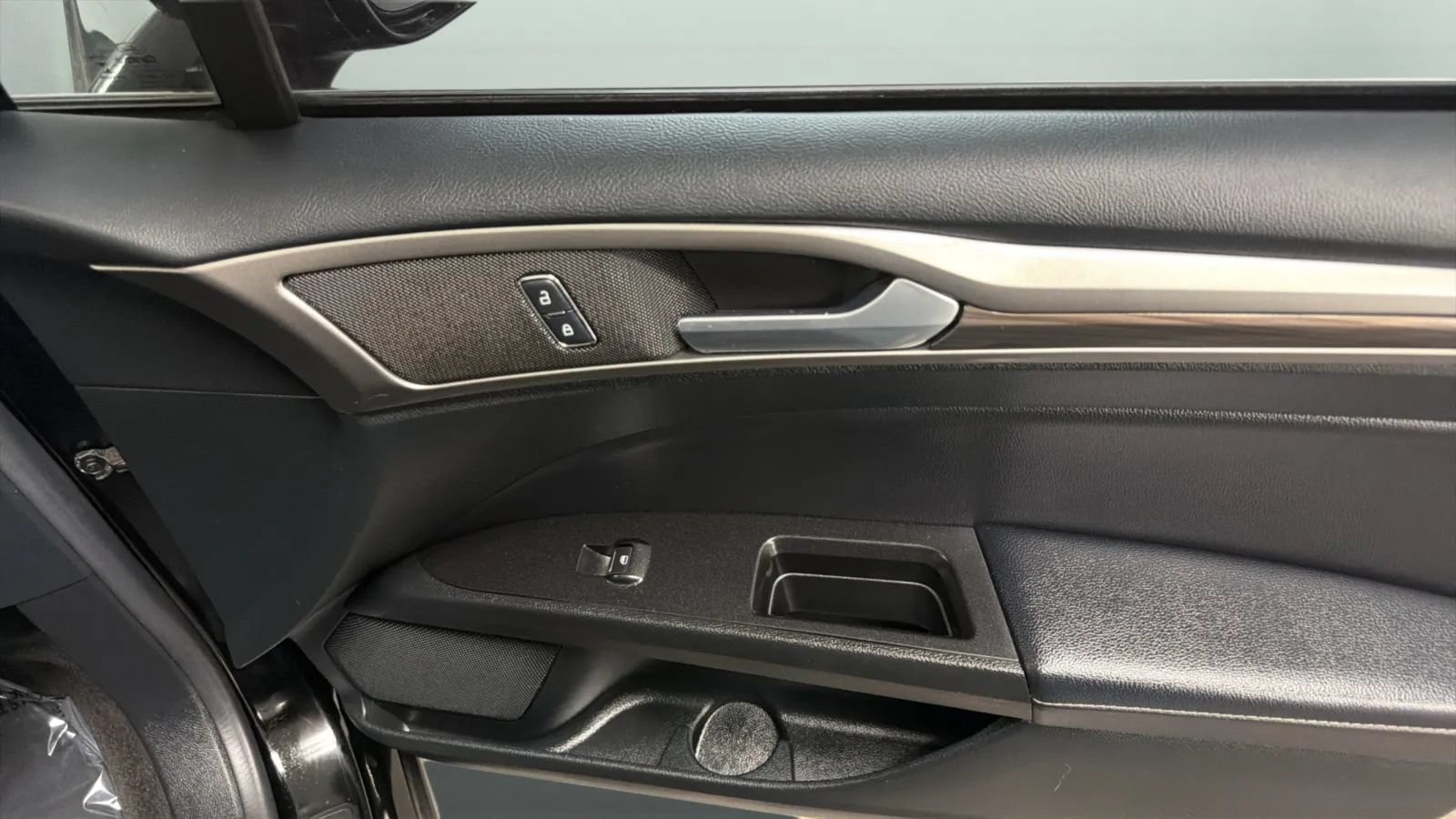 Used 2017 Ford Fusion SE w/ Fusion SE Technology Package FWD image 18