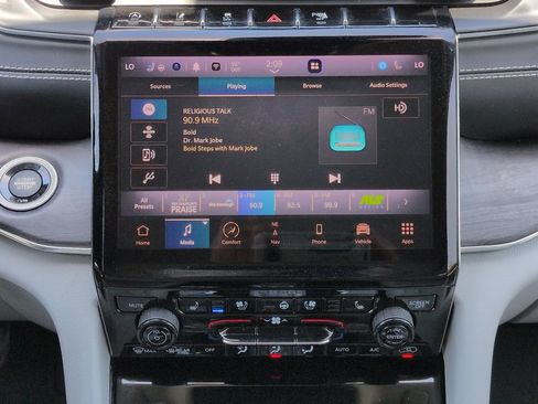 Used 2023 Jeep Grand Cherokee Overland w/ Luxury Tech Group IV AWD/4WD image 18