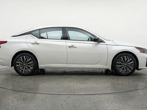 Used 2025 Nissan Altima 2.5 SV image 11