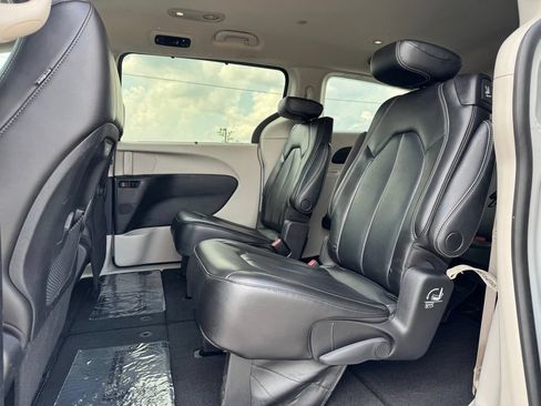 Used 2023 Chrysler Pacifica Touring-L FWD image 8
