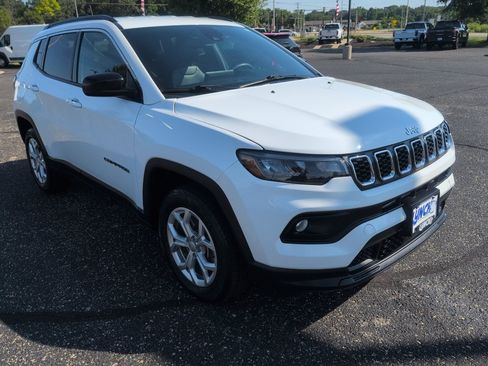 Used 2024 Jeep Compass Latitude AWD/4WD image 8