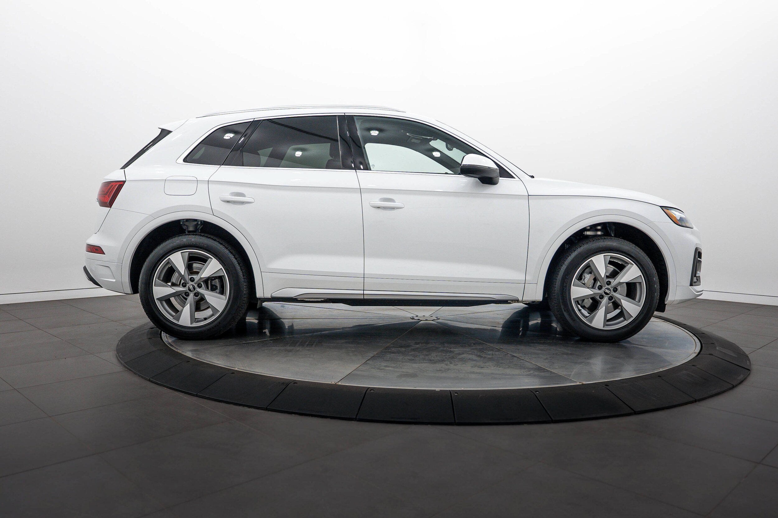 Certified 2024 Audi Q5 2.0T Premium w/ Convenience Package AWD/4WD image 3