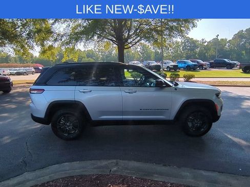 Used 2025 Jeep Grand Cherokee Trailhawk w/ Advanced Protech Group II AWD/4WD image 6