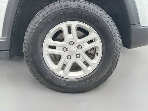 Used 2023 Jeep Grand Cherokee Laredo AWD/4WD image 28