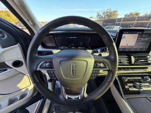 Used 2019 Lincoln Navigator Reserve image 24