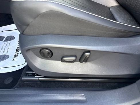 Used 2023 Volkswagen Tiguan SE w/ Panoramic Sunroof Package AWD/4WD image 18
