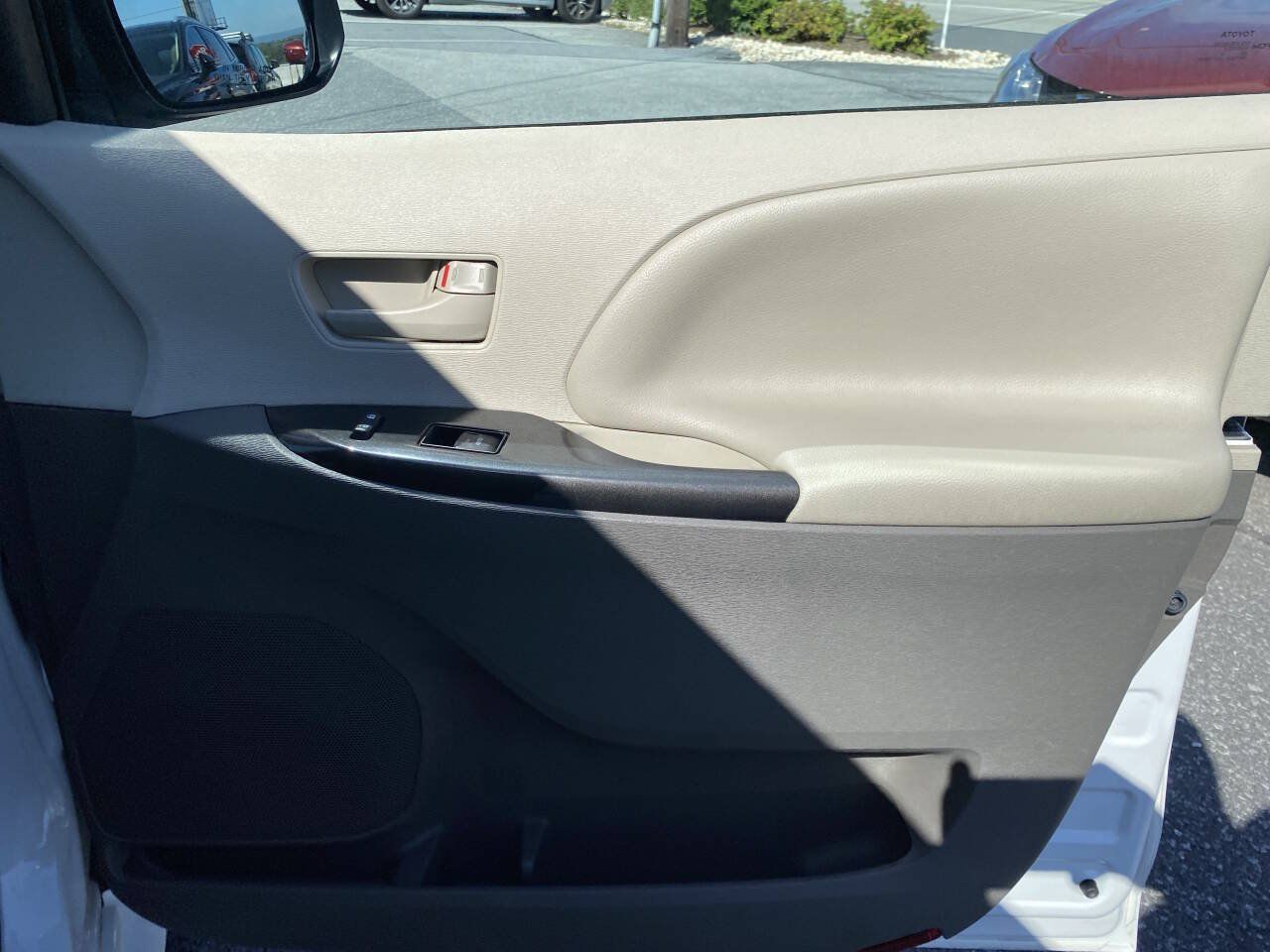 Used 2014 Toyota Sienna LE FWD image 17