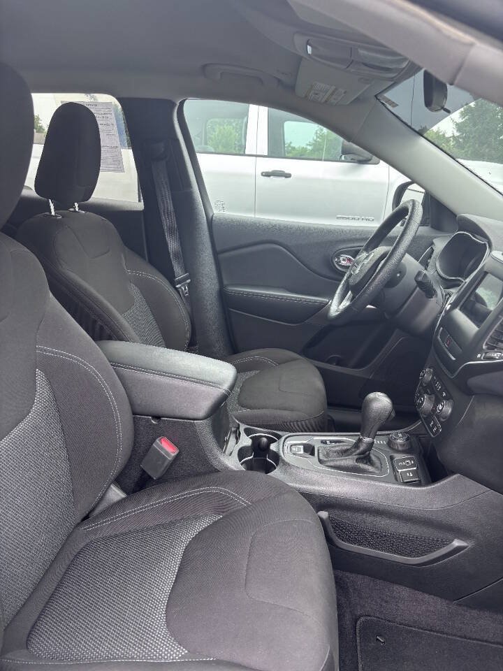 Used 2019 Jeep Cherokee Latitude w/ Popular Appearance Group AWD/4WD image 6