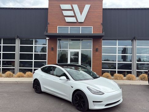 Used 2020 Tesla Model 3 Standard Range Plus RWD image 1
