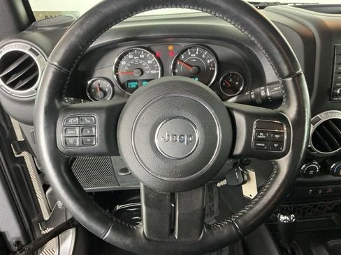 Used 2015 Jeep Wrangler Unlimited Rubicon w/ Connectivity Group AWD/4WD image 15