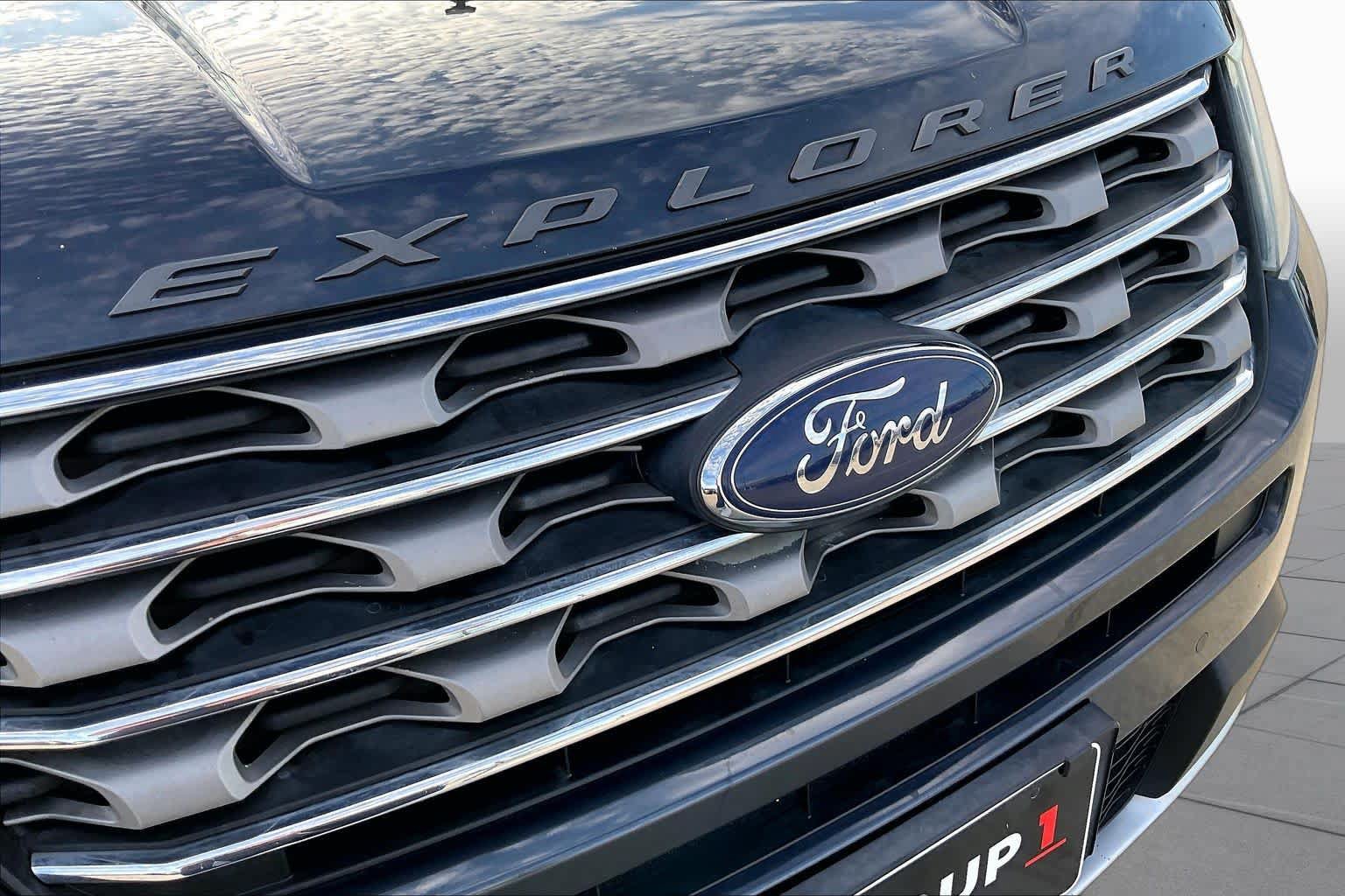 Used 2017 Ford Explorer XLT w/ Equipment Group 202A FWD image 29
