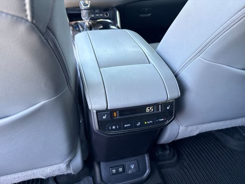 Used 2020 Toyota Highlander Platinum AWD/4WD image 40