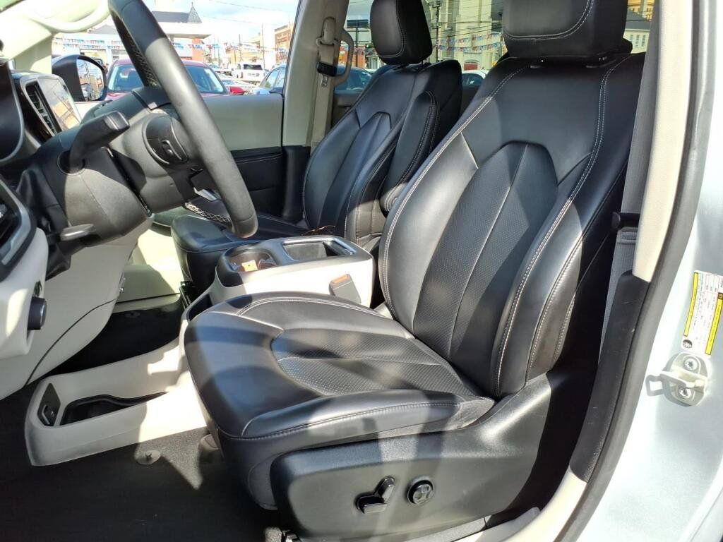 Used 2023 Chrysler Pacifica Touring-L FWD image 8