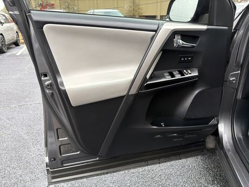 Used 2018 Toyota RAV4 Limited image 10