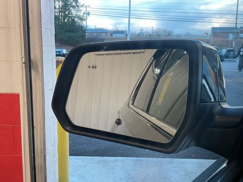 Used 2023 Chevrolet Traverse LT image 18