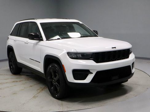 Used 2024 Jeep Grand Cherokee Altitude AWD/4WD image 1