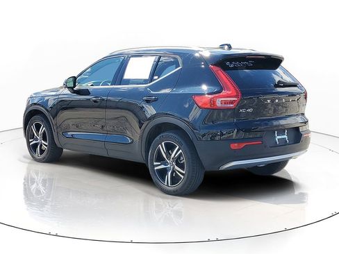 Used 2024 Volvo XC40 B5 Core AWD/4WD image 3
