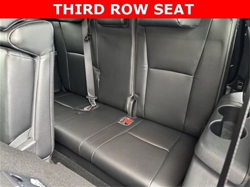 Certified 2022 Toyota Highlander XLE image 8