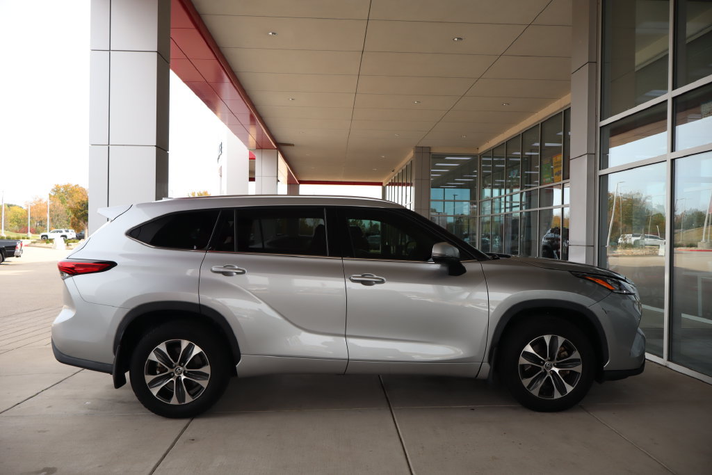 Used 2020 Toyota Highlander XLE AWD/4WD image 9