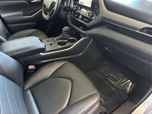 Used 2024 Toyota Highlander XLE FWD image 16