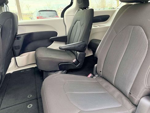 Used 2023 Chrysler Voyager LX FWD image 9