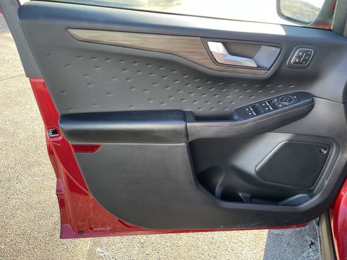 Used 2020 Ford Escape Titanium image 12