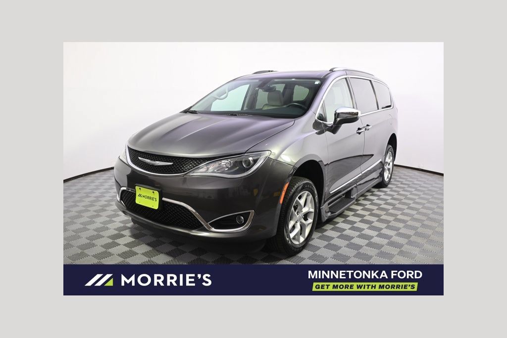 Used 2017 Chrysler Pacifica Limited FWD image 1