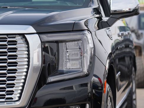 Used 2021 GMC Yukon XL Denali w/ Denali Premium Package image 10