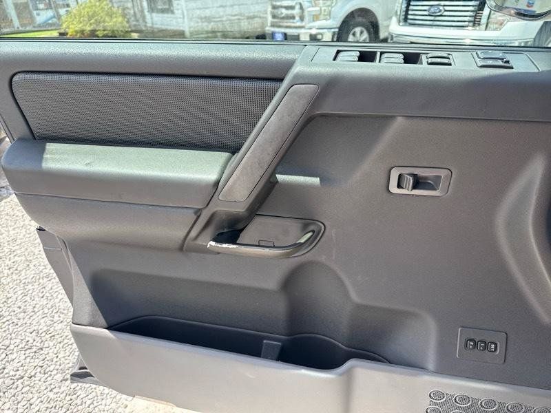 Used 2005 Nissan Armada LE w/ (U01) Technology Pkg (LE) RWD image 15