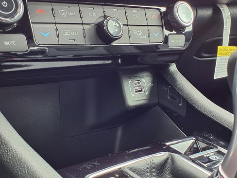 Used 2026 Jeep Compass Limited image 11