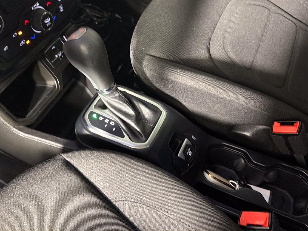 Used 2021 Jeep Renegade Latitude FWD image 24