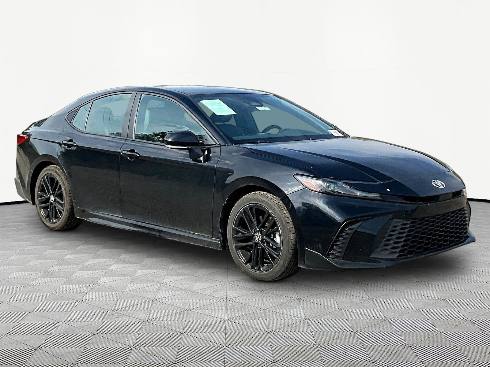 Used 2025 Toyota Camry SE FWD image 3