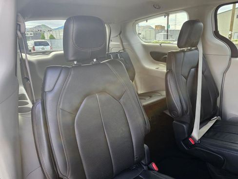 Used 2019 Chrysler Pacifica Touring-L FWD image 14