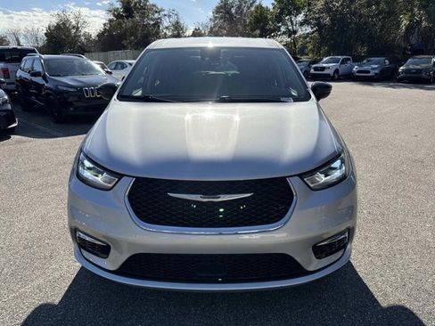 Used 2024 Chrysler Pacifica Touring-L image 6