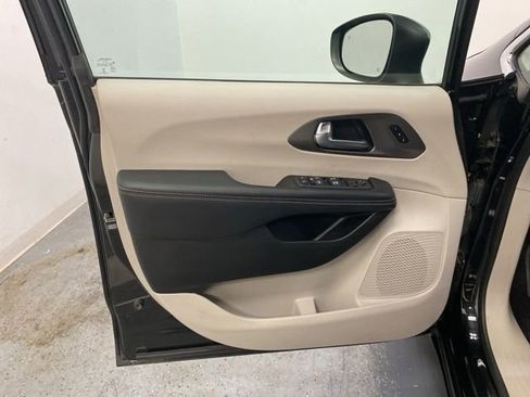 Used 2023 Chrysler Pacifica Touring-L FWD image 20